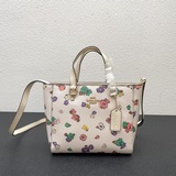 Сумка Coach Alice Small Tote Классическая лаконичная сумка Small Tote из кожи с 