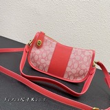 Новая модель Swinger 2325 от Coach с классическим логотипом, печатным покрытием 