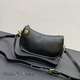 Новая модель Swinger 2325 от Coach с классическим логотипом, печатным покрытием 