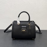 Новая модель кожаной сумки Coach Grace Carryall с классическим логотипом в виде 