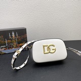 В комплекте с коробкой, подлинный товар Dolce&Gabbana, специально заказанный