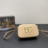 В комплекте с коробкой, подлинный товар Dolce&Gabbana, специально заказанный
