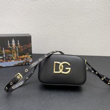В комплекте с коробкой, подлинный товар Dolce&Gabbana, специально заказанный