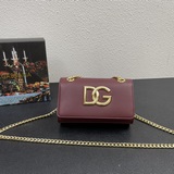 Новая модель от Dolce & Gabbana отличается простой и модной конструкцией. Са