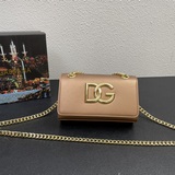 Новая модель от Dolce & Gabbana отличается простой и модной конструкцией. Са