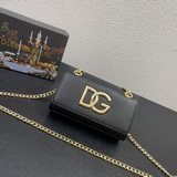 Новая модель от Dolce & Gabbana отличается простой и модной конструкцией. Са