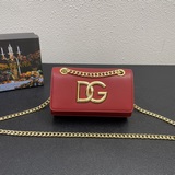 Новая модель от Dolce & Gabbana отличается простой и модной конструкцией. Са