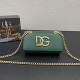 Новая модель от Dolce & Gabbana отличается простой и модной конструкцией. Са