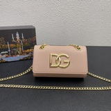 Новая модель от Dolce & Gabbana отличается простой и модной конструкцией. Са