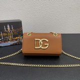 Новая модель от Dolce & Gabbana отличается простой и модной конструкцией. Са