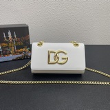 Новая модель от Dolce & Gabbana отличается простой и модной конструкцией. Са