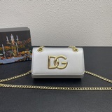 Новая модель от Dolce & Gabbana отличается простой и модной конструкцией. Са