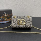 Новая модель от Dolce & Gabbana отличается простой и модной конструкцией. Са