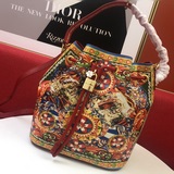 Dolce & Gabbana Импортная кожа всегда выглядит яркой и сияющей.