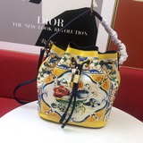 Dolce & Gabbana Импортная кожа всегда выглядит яркой и сияющей.
