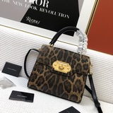 Dolce & Gabbana Импортная кожа, которая выглядит великолепно при каждом взгл