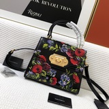 Dolce & Gabbana Импортная кожа, которая выглядит великолепно при каждом взгл