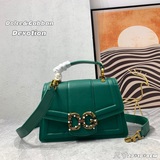 Уникальность Dolce & Gabbana выражена в красных свитках, образующих слово «A