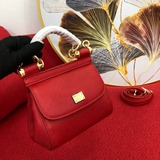 Dolce & Gabbana Каждый раз, когда вы надеваете мини, вы выглядите ярко и сия