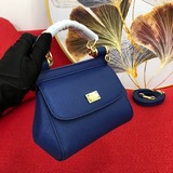 Dolce & Gabbana Каждый раз, когда вы надеваете мини, вы выглядите ярко и сия