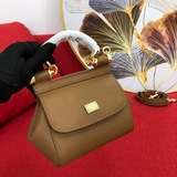 Dolce & Gabbana Каждый раз, когда вы надеваете мини, вы выглядите ярко и сия