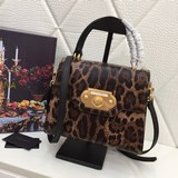 Dolce & Gabbana Импортная кожа всегда выглядит яркой и сияющей.