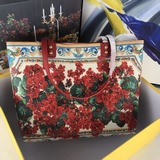 Dolce & Gabbana! Полный принт на фоне цвета Майорки подходит к любому наряду