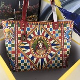 Dolce & Gabbana! Полный принт на фоне цвета Майорки подходит к любому наряду