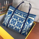 Dolce & Gabbana! Полный принт на фоне цвета Майорки подходит к любому наряду