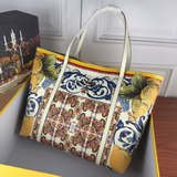Dolce & Gabbana! Полный принт на фоне цвета Майорки подходит к любому наряду