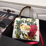 Dolce & Gabbana Импортная кожа, которая выглядит великолепно при каждом взгл
