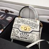 Dolce & Gabbana Импортная кожа, которая выглядит великолепно при каждом взгл