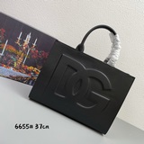 Dolce & Gabbana Импортная кожа всегда выглядит тепло и сияюще.