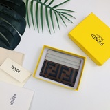 Fendi F8M0269 с тиснением F is Fendi – карточный кошелек с промежуточным отделен
