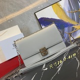 В комплекте с коробкой： сумка, карточка, сертификат и новая кожаная цепочка Give