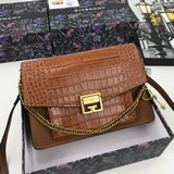 Сумка с коробкой (крокодиловая текстура) Gv3 от Givenchy — это новая модель от G