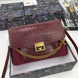Сумка с коробкой (крокодиловая текстура) Gv3 от Givenchy — это новая модель от G
