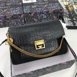 Сумка с коробкой (крокодиловая текстура) Gv3 от Givenchy — это новая модель от G