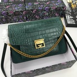 Сумка с коробкой (крокодиловая текстура) Gv3 от Givenchy — это новая модель от G