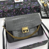 Сумка с коробкой (крокодиловая текстура) Gv3 от Givenchy — это новая модель от G