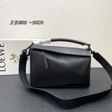 Новые цвета сумок Loewe0uzzle уже в продаже! Полностью черный тисненый дизайн вы
