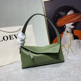 Новая модель Lo*we 0uzzle Hobo представляет собой мягкую и изящную короткую сумк