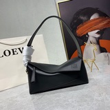 Новая модель Lo*we 0uzzle Hobo представляет собой мягкую и изящную короткую сумк