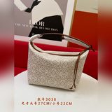 Выпущена новая модель сумки для обеда Cubi21 от Loewe. Сумка с ручкой под мышкой