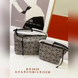 Выпущена новая модель сумки для обеда от Loewe. Модель Cubi21 с ручкой под мышко
