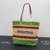 Miu, эта сумка-тоут изготовлена из натурального рафиового плетения. Она проста и