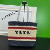 Новая модель Miu Miu уже в продаже. Эта сумка-тоут изготовлена из натурального р