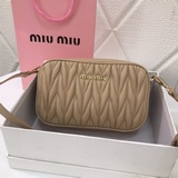 【MIUMIU】 Сумка для фотоаппарата с двойной застежкой-молнией, 5BH539, M81. Изгото
