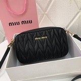 【MIUMIU】 Сумка для фотоаппарата с двойной застежкой-молнией, 5BH539, M81. Изгото