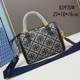Большая сумка TORY BURCH T MONOGRAM Mini Jacquard Barrel Bag из этой коллекции.